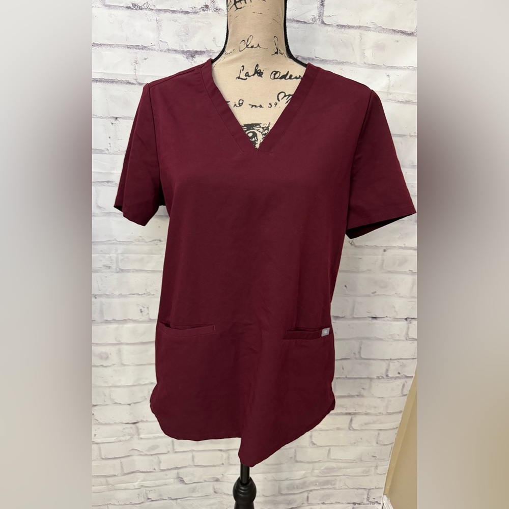 Figs Casma Med Three Pocket Scrub Top V Neck Tailored Classic Fit Maroon‎